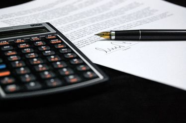 calculadora y un documento para firmar